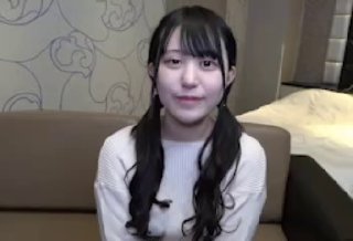 很温柔的援交女谈好价格再脱衣服